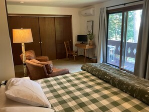 2 bedrooms, iron/ironing board, travel cot, free WiFi - Newly Updated! 2 BD 2BA Voyageur Lake Condo w/ Private Pier. End Unit. ER Chain (Eagle River)