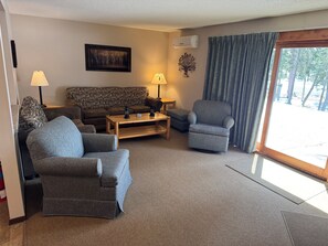 Fernseher, Kamin, Videospiele, DVD-Player