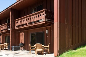 Ein Gebäude mit Balkon, Außenbereich und Grill.