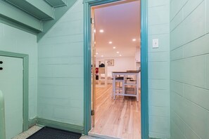 Interior - 5tudio@Jolicoeur Bright Basement- Only 15 Minutes to Montreal via Jolicoeur Stn (Montréal)