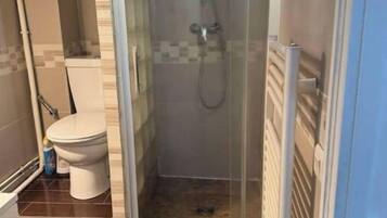 Shower, soap, shampoo, toilet paper