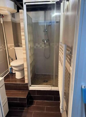 Dusche, Seife, Shampoo, Toilettenpapier