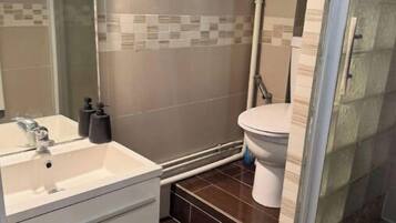 Douche, savon, shampoing, papier toilette
