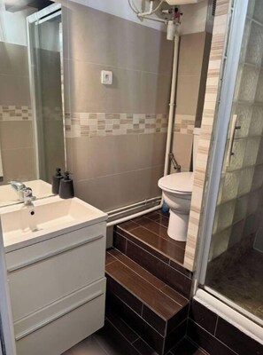 Dusche, Seife, Shampoo, Toilettenpapier