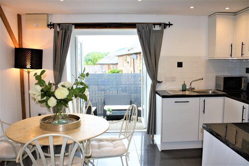 Oak Cottage - Perfect for Walking, Exploring and Relaxing. Pet Friendly