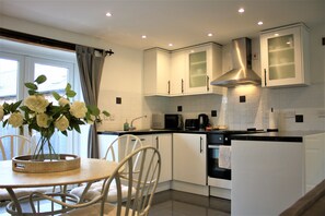 Refrigerador, microondas, horno, placa de cocina