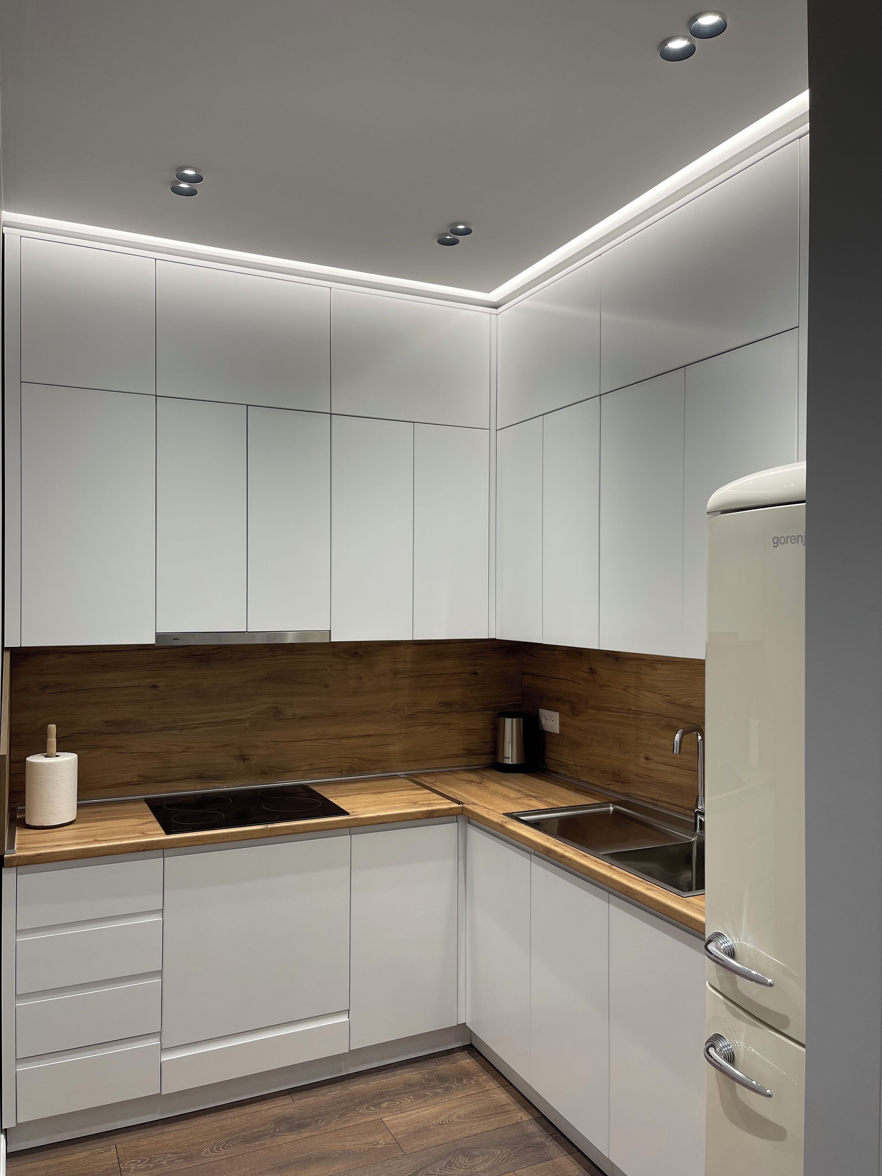 ثلاجة، مناشف ورقية، مائدة طعام