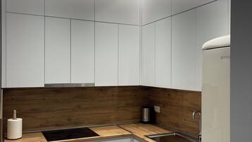 ثلاجة، مناشف ورقية، مائدة طعام