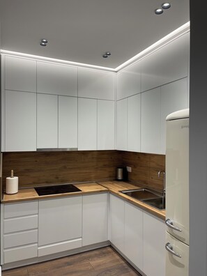 Réfrigérateur, serviettes en papier, tables à manger