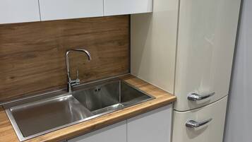 Frigorifero, carta assorbente, tavolo da pranzo