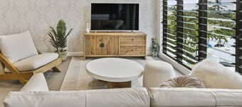 Ocean Horizons- Stylish 2BR Trinity Beach Retreat | Private Parking & Pool Access