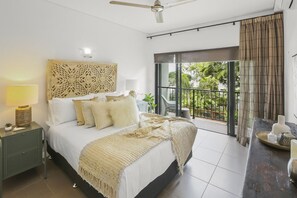 2 bedrooms, iron/ironing board, travel cot, free WiFi - Ocean Horizons- Stylish 2BR Trinity Beach Retreat | Private Parking & Pool Access (Trinity Beach)