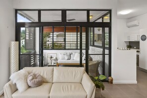 Smart TV, offices - Ocean Horizons- Stylish 2BR Trinity Beach Retreat | Private Parking & Pool Access (Trinity Beach)