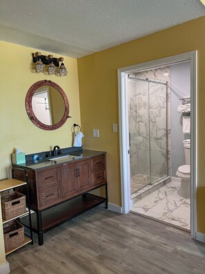 Bruser, hårtørrer, håndklæder, Sæbe