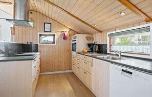 Fridge, oven, stovetop, dishwasher - 3 bedroom awesome home in Haderslev (Haderslev)
