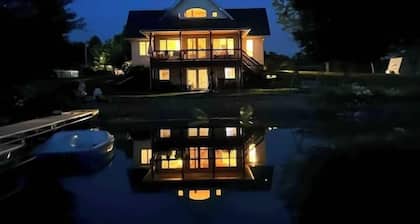 Lakefront | 2 Saunas, Firepit, Kayaks, Dock & Boat