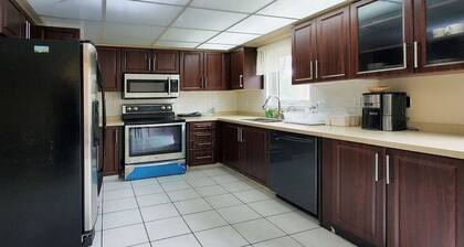 Modern Upscale House With Patio & BBQ!