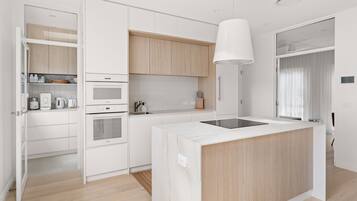 Microwave, oven, dishwasher, coffee/tea maker