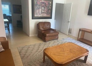 Living area - Spacious, Clean, Fresh 4BR/3BA  Unit A - 6 beds (Lubbock)