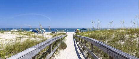 Plage, chaises longues, serviettes de plage