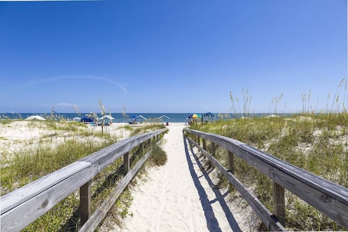 New! Sleeps 28 Comm. Pool 350 Yds to Beach