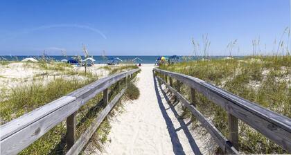 New! Sleeps 28 Comm. Pool 350 Yds to Beach