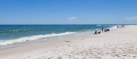 En la playa, camastros y toallas de playa