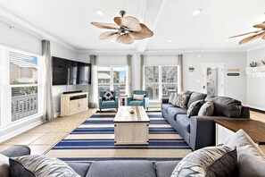 Smart-TV, DVD-spiller og bøker