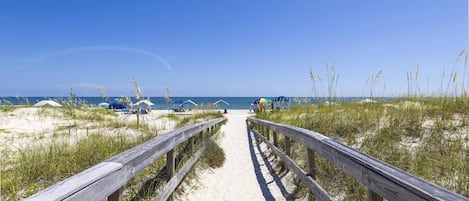 Plage, chaises longues, serviettes de plage