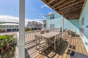 Outdoor dining - Ideal Beach Home Gulf Views Pool Pet-Friendly (Gulf Shores)