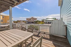 Outdoor dining - Ideal Beach Home Gulf Views Pool Pet-Friendly (Gulf Shores)