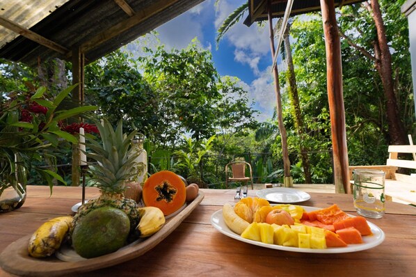 Outdoor dining - Private cabin with stunning views & home-cooked meals (Provincia de Puntarenas)