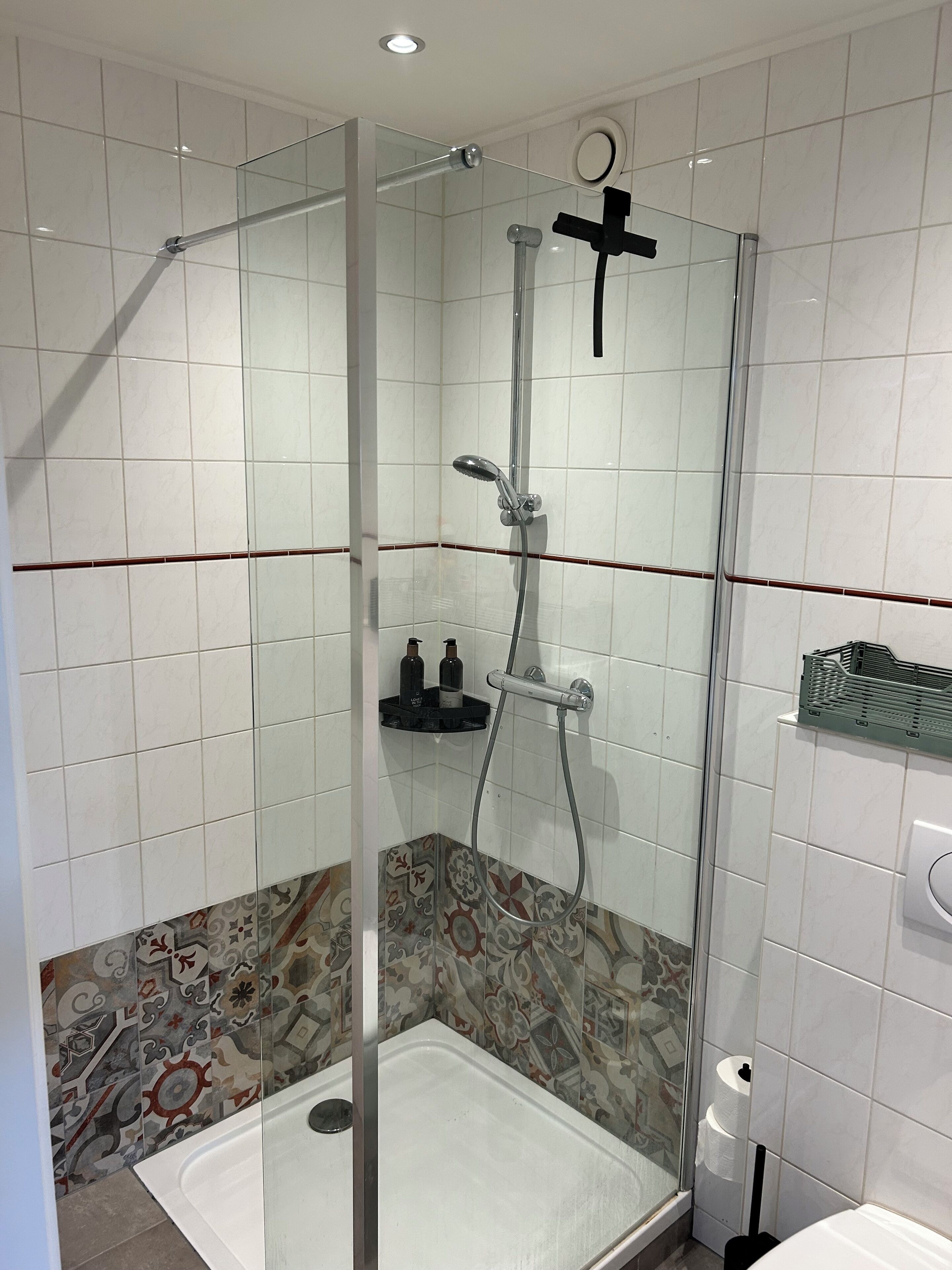 Douche, sèche-cheveux, serviettes fournies, savon