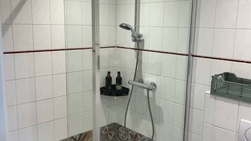 Een douche, een haardroger, handdoeken, zeep