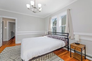 4 bedrooms, iron/ironing board, free WiFi, bed sheets
