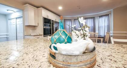 Spacious Beach House Steps to Sand with free private parking