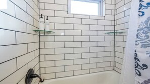 Douche, sèche-cheveux, serviettes fournies, savon
