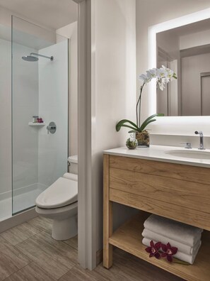 Hair dryer, towels - Scenic Sanctuary: Room Near Kuhio Beach & Local Flavors (Honolulu)