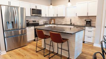 Kylskåp, mikrovågsugn, ugn och spishäll