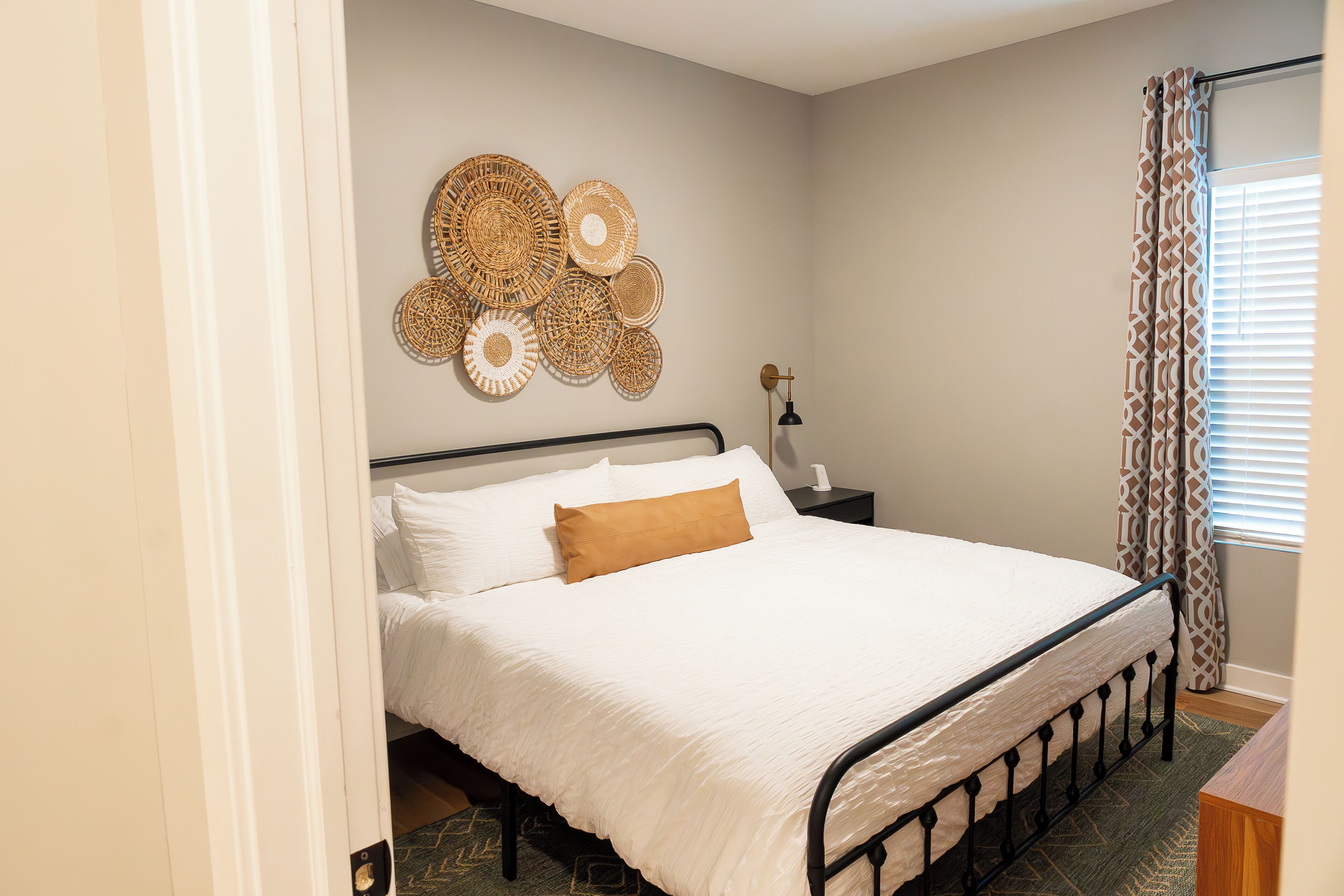 4 bedrooms, desk, iron/ironing board, travel cot