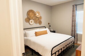 4 chambres, bureau, fer et planche à repasser, lit parapluie