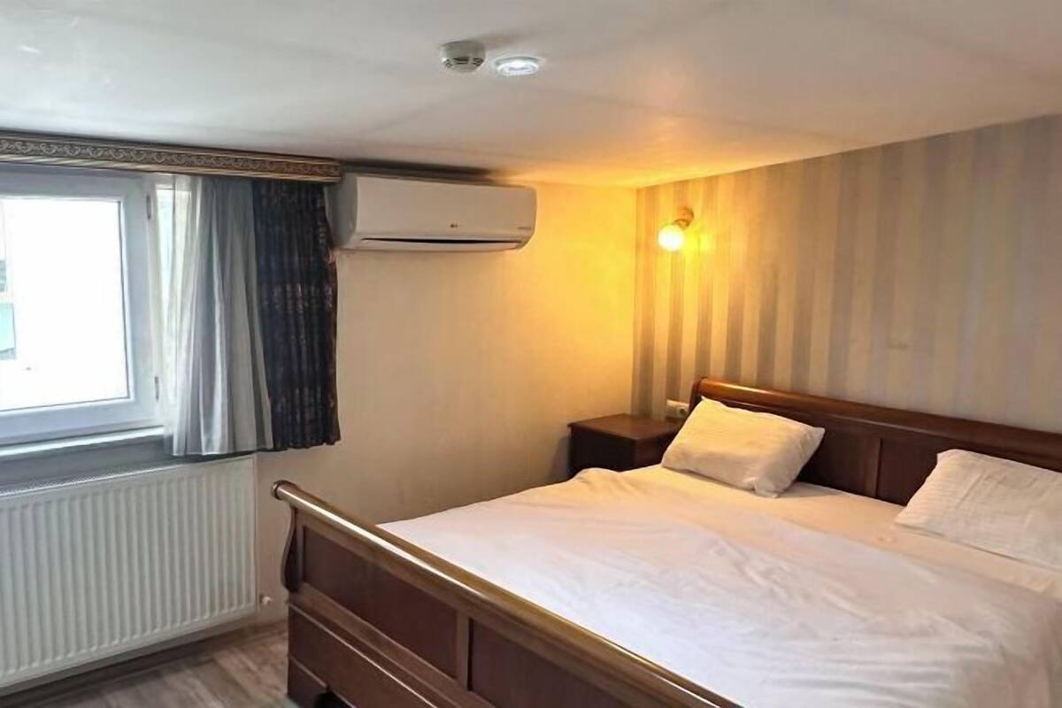 Lakens van Egyptisch katoen, luxe beddengoed, een bureau