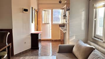 Appartamento luna di miele, vista città | Area soggiorno | TV 38 cm con canali satellitari