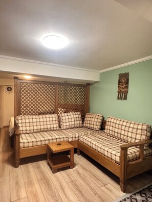 Apartamento económico | Zona de estar | Televisión de 38 cm con canales por satélite