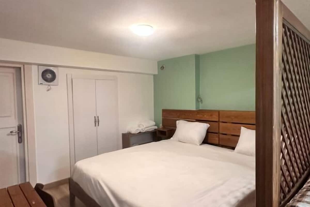 Egyptian cotton sheets, premium bedding, desk, laptop workspace