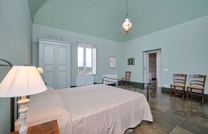 4 slaapkamers, een strijkplank/strijkijzer, gratis wifi, beddengoed