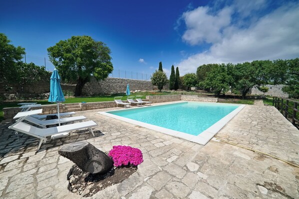 Una piscina al aire libre