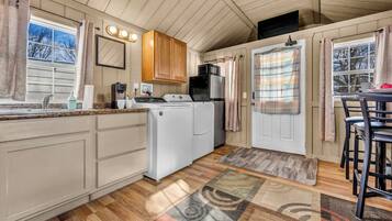 Réfrigérateur, micro-ondes, cafetiÚre/bouilloire, grille-pain