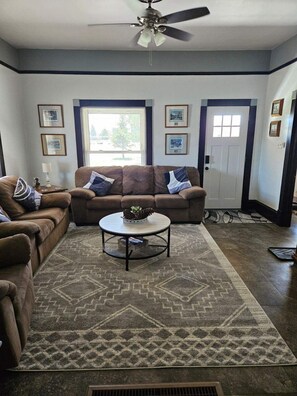 Smart TV, video games - Charming 3-bedroom house in wonderful town of Oshkosh, family and pet friendly! (Oshkosh)