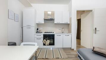 Kühlschrank, Ofen, Herdplatte, Wasserkocher mit Kaffee-/Teezubehör